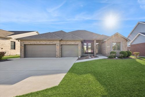 9005 Gloucester Rd, Woodridge, IL, 60517-6200 | Card Image