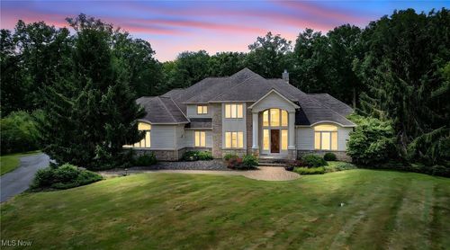 18100 Hawksmoor Way, Chagrin Falls, OH, 44023-1522 | Card Image