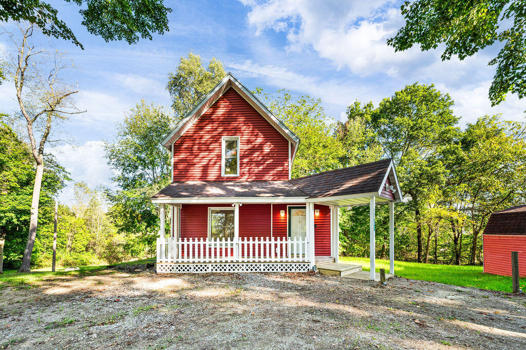 Hoyt St, Eau Claire, MI 49111