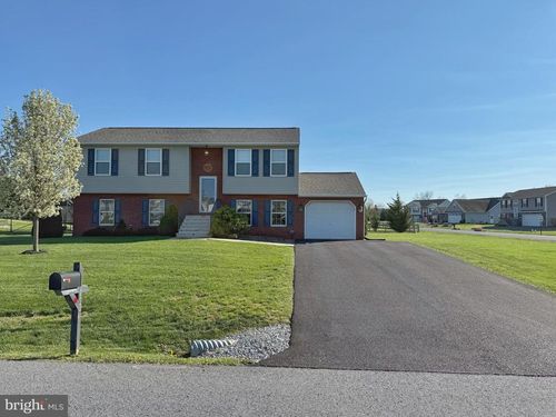 852 Bristol Dr, GREENCASTLE, PA, 17225-8738 | Card Image