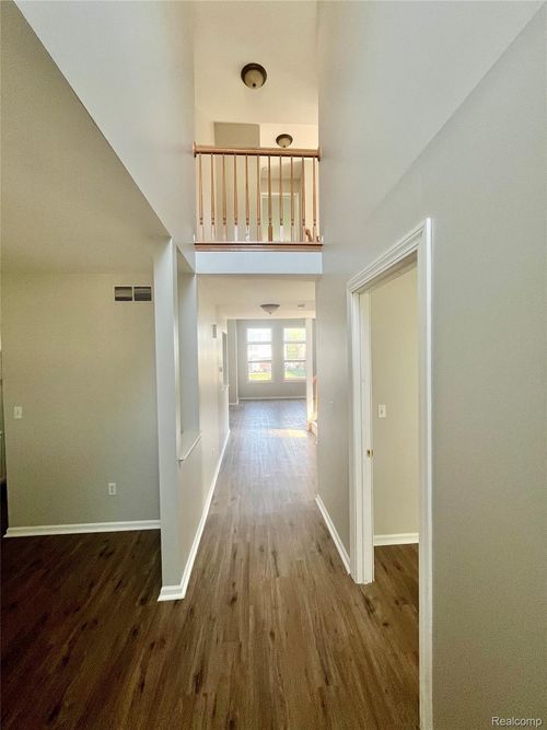 11684 Roselinda Dr, Livonia, MI, 48150-1070 | Card Image