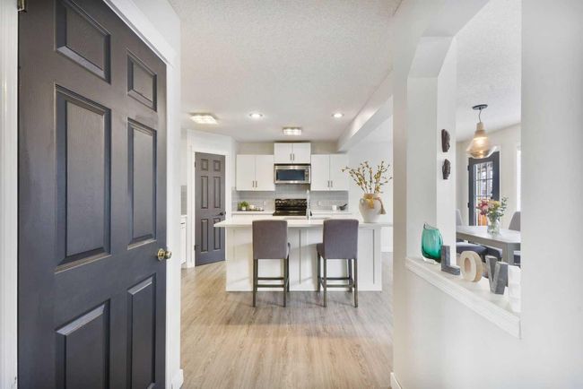 18 Mt Selkirk Place Se, House other with 5 bedrooms, 3 bathrooms and 4 parking in Calgary AB | Image 8