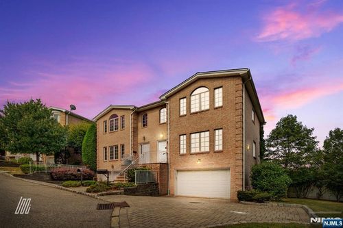 2 Kathleen Ct, Ridgefield, NJ, 07657-2759 | Card Image