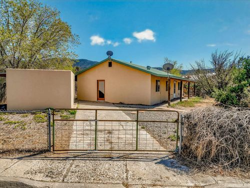 330 La Luz Dr, Taos, NM, 87571-6679 | Card Image