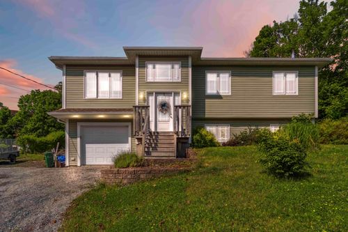 61 Maple Ave, Lunenburg, NS, B0J2C0 | Card Image
