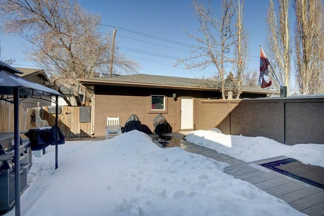 2404 Broadview Road Nw, Home with 4 bedrooms, 3 bathrooms and 2 parking in Calgary AB | Image 18
