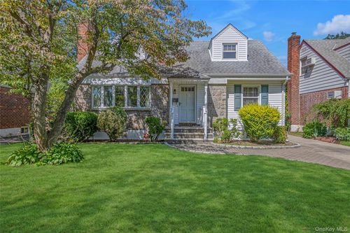 35 Kingston St, New Hyde Park, NY, 11040-3809 | Card Image