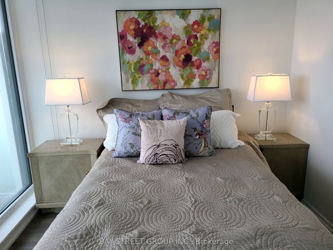 5709 - 197 Yonge St, Condo with 3 bedrooms, 2 bathrooms and 1 parking in Toronto ON | Image 7