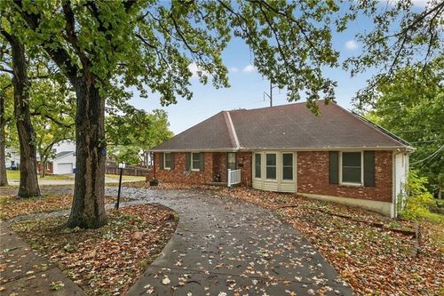 6761 Woodland Ave, Gladstone, MO, 64118-3655 | Card Image