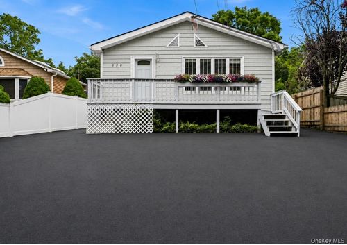 128 Walnut Road, Smithtown, NY, 11754 | Card Image