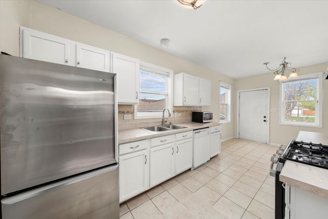 7546 W 61 St St, House other with 3 bedrooms, 2 bathrooms and 2 parking in Summit IL | Image 7