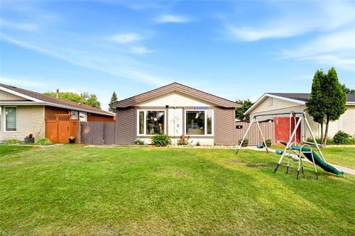 54 Heft Cres, House with 4 bedrooms, 2 bathrooms and null parking in Winnipeg MB | Card Image