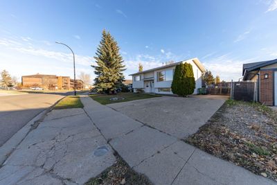 2909 56 Ave, House detached with 4 bedrooms, 2 bathrooms and 2 parking in Lloydminster AB | Image 2