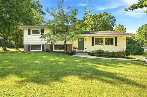 18082 Kenston Lake Dr, Chagrin Falls, OH, 44023-4829 | Card Image