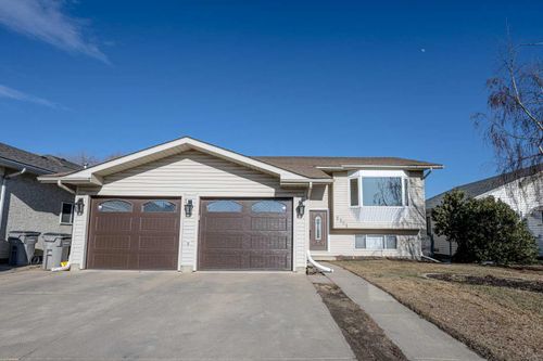 8101 106 Street, Home with 4 bedrooms, 3 bathrooms and 4 parking in Grande Prairie AB | Card Image