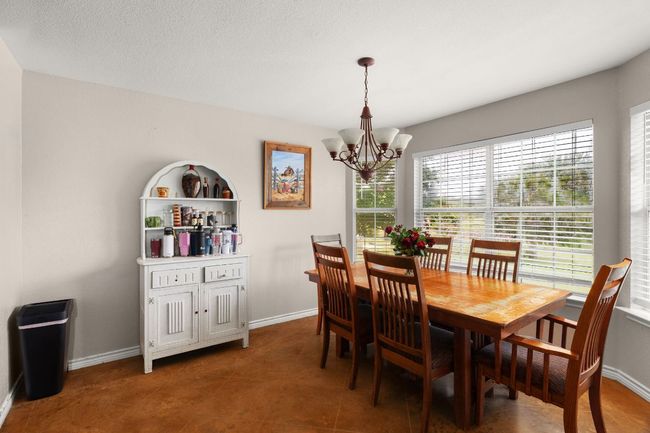 Room for all in this breakfast nook | Image 9