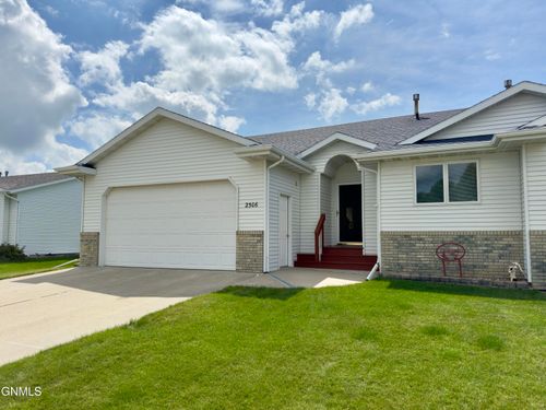 2306 Santa Barbara Dr, Bismarck, ND, 58504-7487 | Card Image