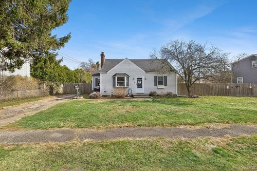 42 Smith St, Greenlawn, NY, 11740-1221 | Card Image