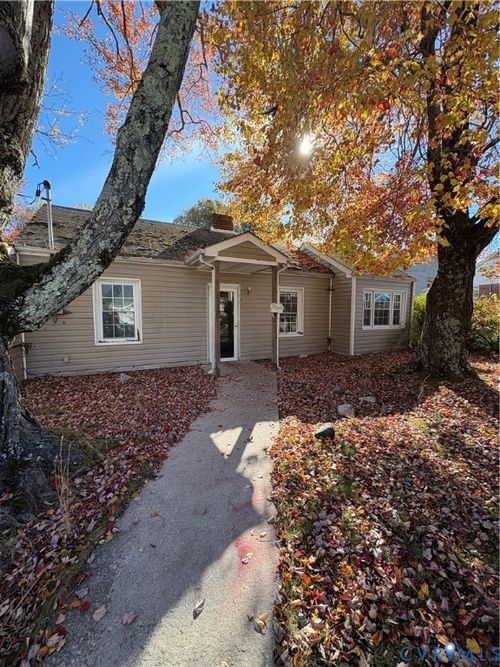 509 S Dillard St, Blackstone, VA, 23824-2213 | Card Image