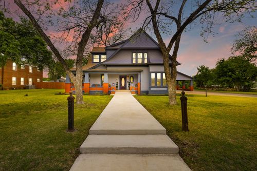 1102 S College St, Brady, TX, 76825-6121 | Card Image