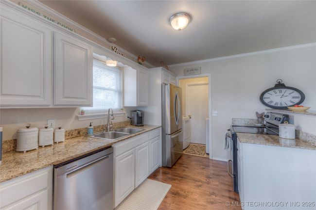 Granite counters, white cabinets | Image 9