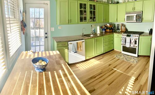 416 Lighthouse Rd, New Haven, CT, 06512-4318 | Card Image