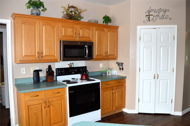 Range and pantry | Image 13