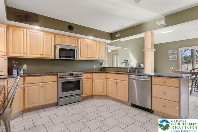 Tons of Cabinets... | Image 25