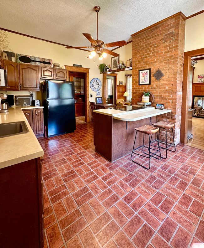 Breakfast Bar in Kitchen | Image 28