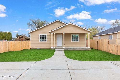213 W 1st St, Granger, WA, 98932 | Card Image