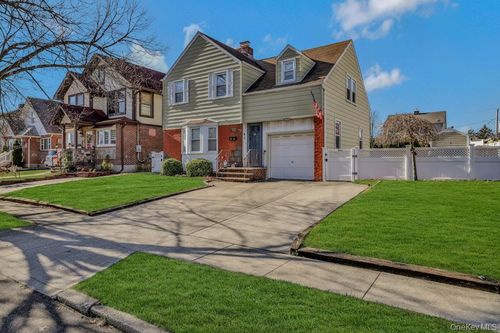 645 S 10th St, New Hyde Park, NY, 11040-5556 | Card Image