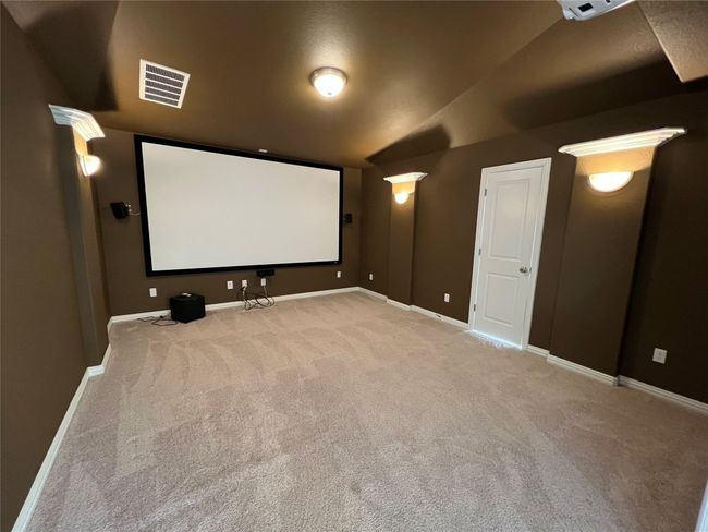 Enjoy your movies in this well-equipped Media room (projector, screen and sound system included!!) | Image 22