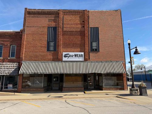 100 W Center St, Monona, IA, 52159-8224 | Card Image