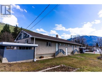 905 Victoria Rd W, Home with 4 bedrooms, 2 bathrooms and 4 parking in Revelstoke BC | Image 3