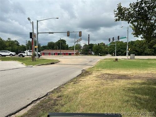 917 Martin Luther King Dr, Okmulgee, OK, 74447-7404 | Card Image