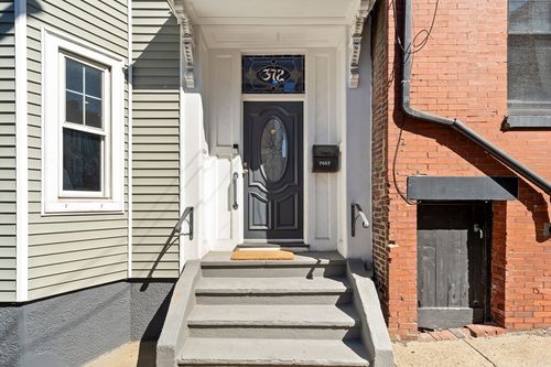 372 Silver St, Boston, MA, 02127-4403 | Card Image