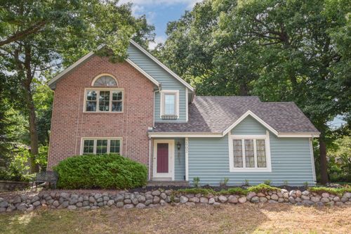 2902 Berkshire Dr, Waukesha, WI, 53188-1399 | Card Image