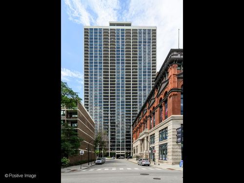 415j-1560 Sandburg Ter, Chicago, IL, 60610-7702 | Card Image