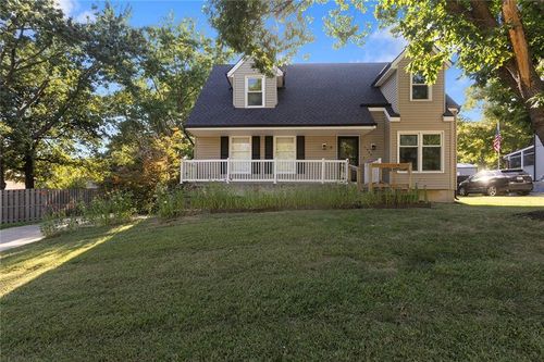 6902 Michael Ln, Pleasant Valley, MO, 64068-8629 | Card Image
