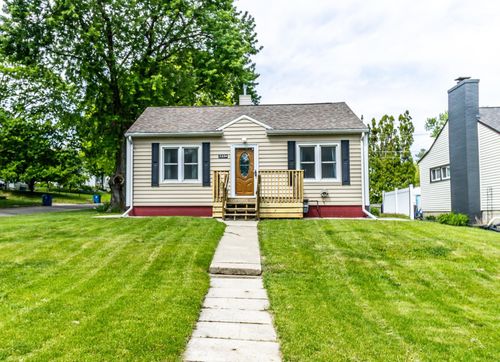 2224 W 7th St, Waterloo, IA, 50702-3932 | Card Image