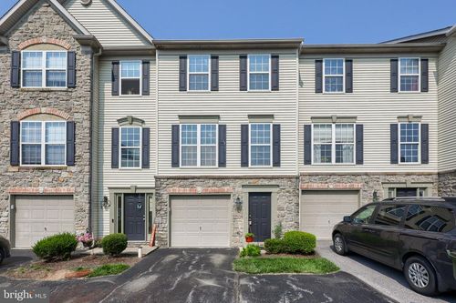 2762 Hunters Crest Dr, YORK, PA, 17402-8526 | Card Image