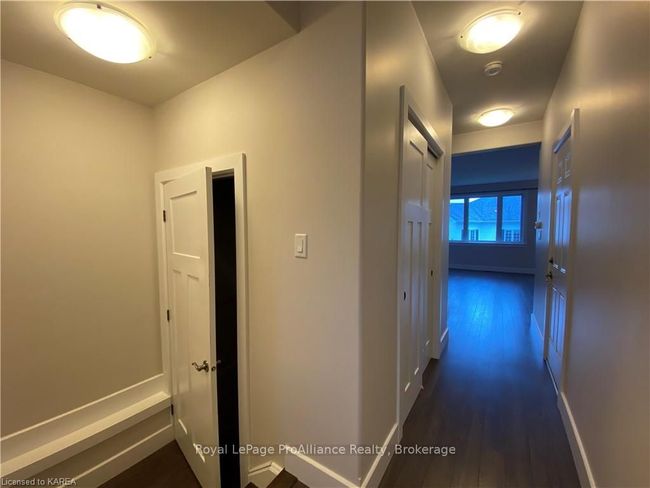 201 Pratt Dr, House attached with 3 bedrooms, 2 bathrooms and 3 parking in Amherstview ON | Image 5