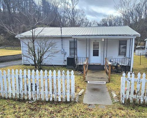 901 Maplewood Ln, Tazewell, VA, 24651-6206 | Card Image