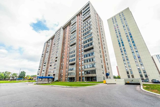 1404 - 25 Kensington Rd, Condo with 2 bedrooms, 1 bathrooms and 1 parking in Brampton ON | Image 7