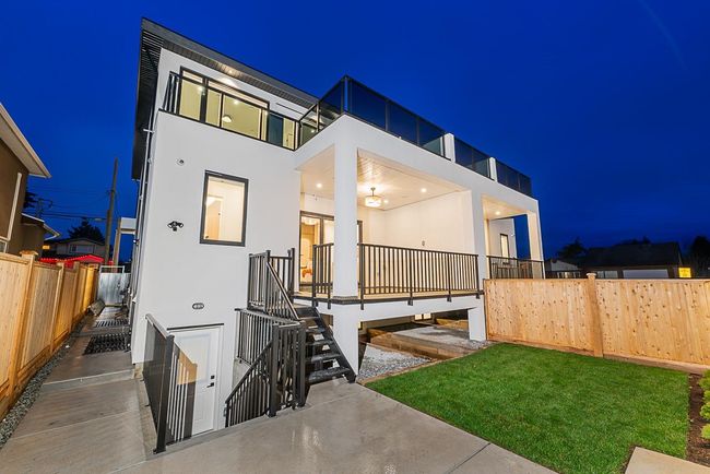 8386 14 Th Ave, Home with 5 bedrooms, 5 bathrooms and 3 parking in Burnaby BC | Image 35
