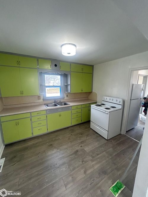 403 S Roberts Avenue, Graettinger, IA, 51342 | Card Image