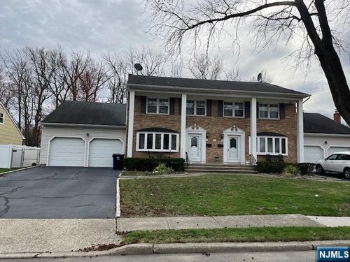 a-32 Forsythia Ln, Paramus, NJ, 07652-4307 | Card Image