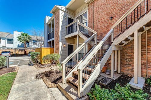 8d-2001 Bering Dr, Houston, TX, 77057-3762 | Card Image