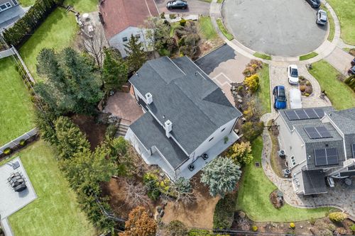 12 Foxhurst Ct, New Hyde Park, NY, 11040-1019 | Card Image