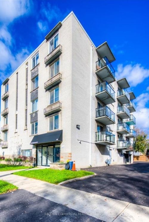 303-30 Chatham St, Brantford, ON, N3T2N6 | Card Image